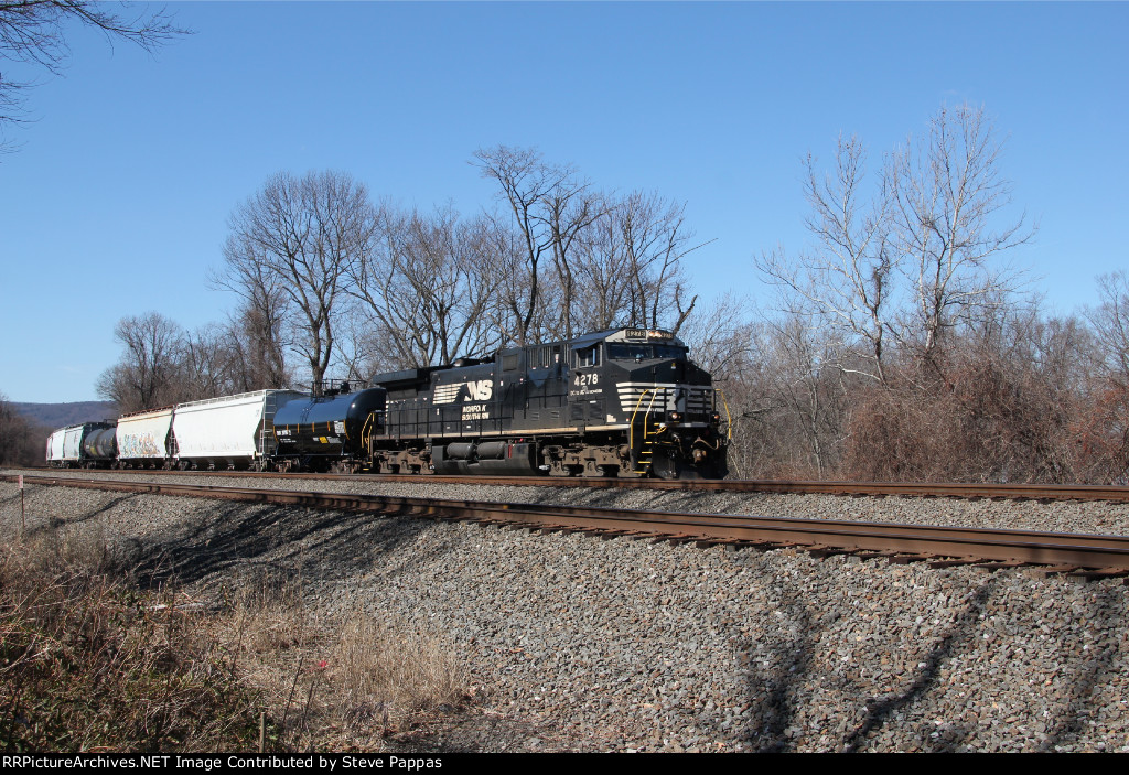 NS 4278 takes train 18N east at MP 116